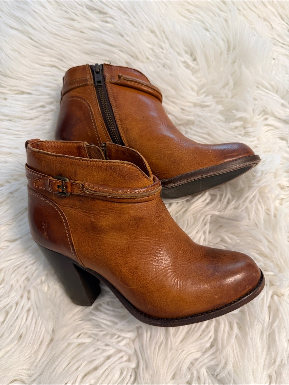 FRYE Distressed Women's brown Leather Ankle Booties with Side Zip size 6B